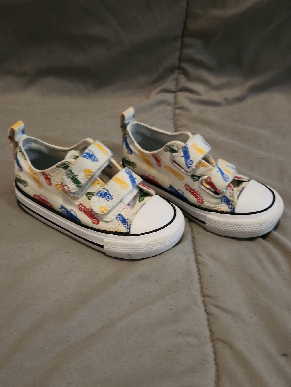 Converse Kids White Canvas Velcro Sneakers with Multicolor Car Print